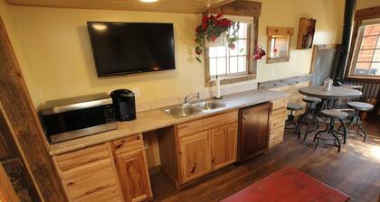 Little Rock Cabin Near Zion and Bryce Canyon Views