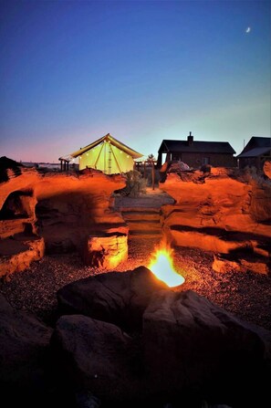 A campsite with a tent, a small building, and a campfire. - Little Rock Cabin Near Zion and Bryce Canyon Views (Cane Beds)