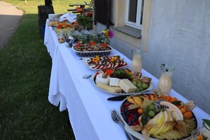 A table set outdoors with various food items and drinks. - Waldgasthof Bad Einsiedel (Seiffen/Erzgebirge)