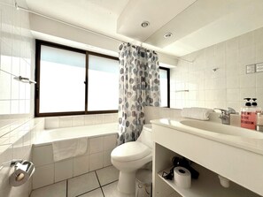 Ein Badezimmer mit Badewanne, Toilette und Waschbecken.