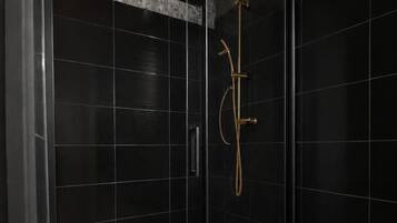 Douche, serviettes fournies, savon, shampoing