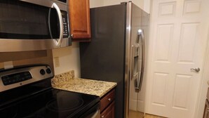 Private kitchen - 1 BR King with spa tub. Close to local attractions.Perfect for 250 celebration! (Williamsburg)