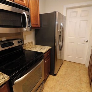 Private kitchen - 1 BR King with spa tub. Close to local attractions.Perfect for 250 celebration! (Williamsburg)