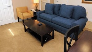 Living area - 1 BR King with spa tub. Close to local attractions.Perfect for 250 celebration! (Williamsburg)