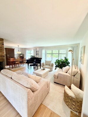 Living area - Clean and Convenient 4-bedroom house in Pittsford! (Pittsford)