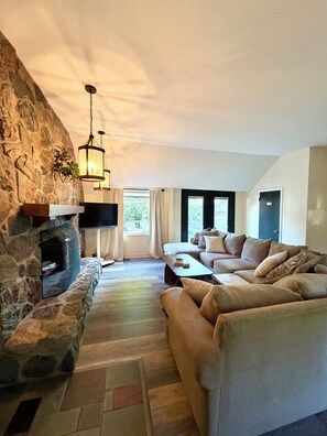 Living area - Clean and Convenient 4-bedroom house in Pittsford! (Pittsford)