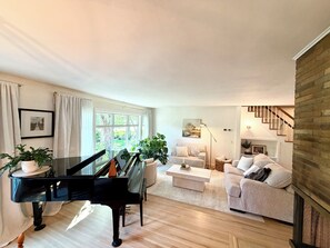 Living area - Clean and Convenient 4-bedroom house in Pittsford! (Pittsford)