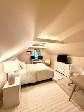 4 bedrooms, iron/ironing board, WiFi, bed sheets - Clean and Convenient 4-bedroom house in Pittsford! (Pittsford)