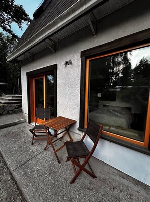 Outdoor dining - Cowichan Valley Garden Retreat Near Bakeries, Vineyards, Trails & River Swims (Duncan)