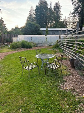 Outdoor dining - Cowichan Valley Garden Retreat Near Bakeries, Vineyards, Trails & River Swims (Duncan)