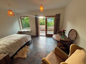 1 bedroom, WiFi, bed sheets, wheelchair access - Cowichan Valley Garden Retreat Near Bakeries, Vineyards, Trails & River Swims (Duncan)