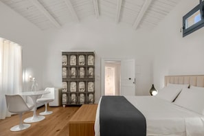 Een slaapkamer met een bed, nachtkastje en een decoratief paneel.