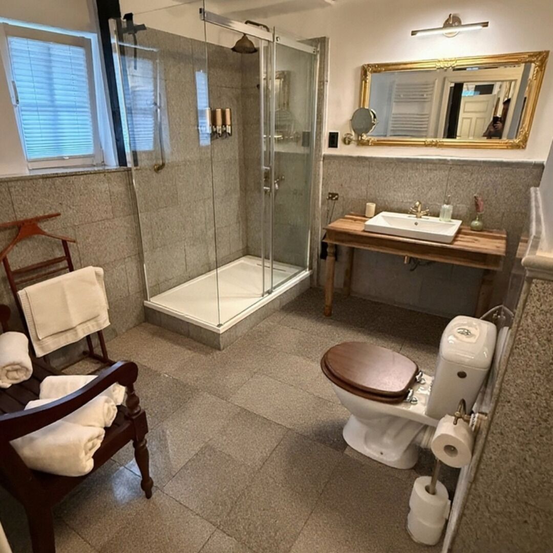 Haartrockner, Handtücher, Seife, Toilettenpapier