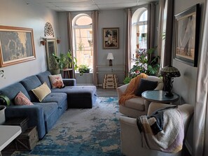 Living area - Charming Woodstock Square Retreat (Woodstock)
