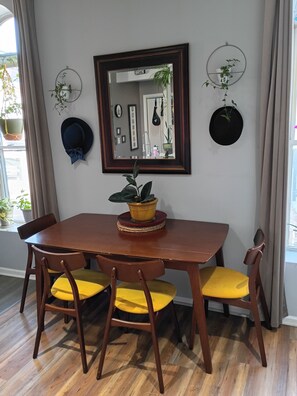 Dining - Charming Woodstock Square Retreat (Woodstock)