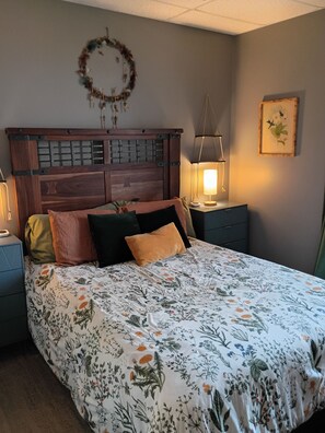1 bedroom, bed sheets - Charming Woodstock Square Retreat (Woodstock)