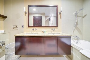 Bathroom - Waterfront Sea View Apt w/ Wow Factor on The Palm (Dubai)