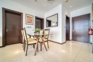 Dining - Waterfront Sea View Apt w/ Wow Factor on The Palm (Dubai)
