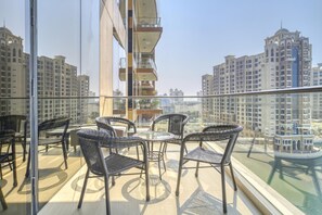 Outdoor dining - Waterfront Sea View Apt w/ Wow Factor on The Palm (Dubai)
