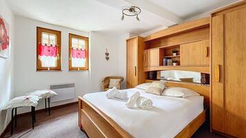 Tabla de planchar con plancha, wifi y ropa de cama