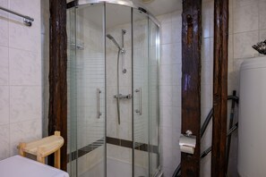 Een douche, een haardroger, handdoeken
