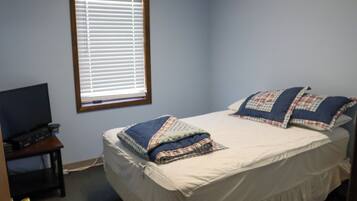 2 bedrooms, iron/ironing board, WiFi, bed sheets