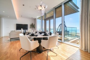 Dining - Sparkling Balcony Sea View Apt in Bluewaters (Dubai)