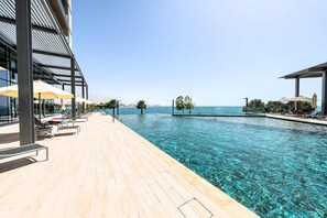 Pool - Sparkling Balcony Sea View Apt in Bluewaters (Dubai)
