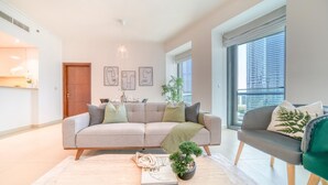 Ein modernes Wohnzimmer mit einer Couch, einem Couchtisch und Blick auf die Stadt.
