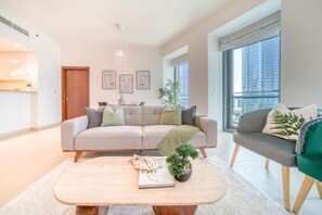 Ein modernes Wohnzimmer mit einer Couch, einem Couchtisch und Blick auf die Stadt.