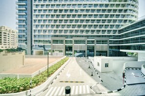 Exterior - Prestigious 1BR Escape at The Palm (Dubai)
