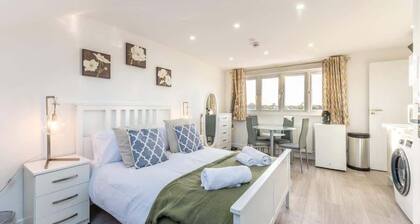 Chic Loft Studio Near London - EV Charger