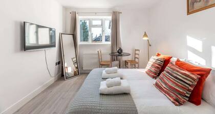 Bright & Modern Studio Near London, EV Charger