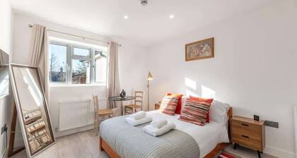 Bright & Modern Studio Near London, EV Charger