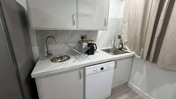 Réfrigérateur, micro-ondes, plaque de cuisson, cafetière/bouilloire