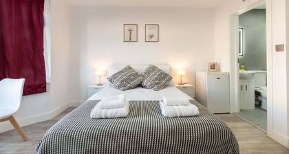 Studio with Access to Central London - EV charger