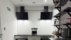 Eine moderne Küche mit einem Zweibackofen, einem Toaster und einer Kaffeemaschine.
