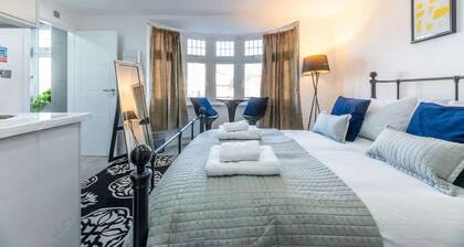 Modern Studio Close to London, EV Charger