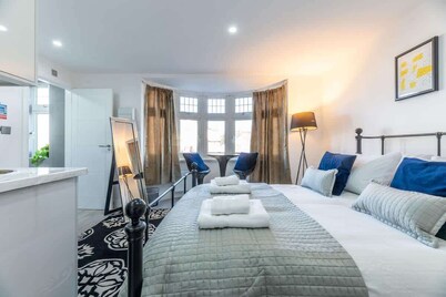 Modern Studio Close to London, EV Charger
