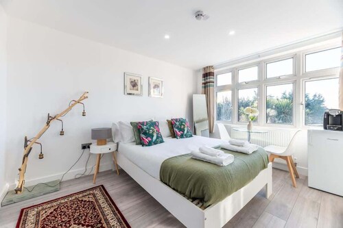 Modern Surrey Studio - Easy Access to London