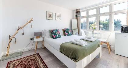 Modern Surrey Studio - Easy Access to London