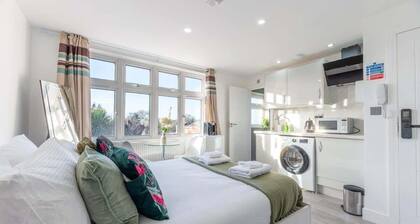 Modern Surrey Studio - Easy Access to London