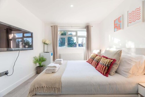 Quiet & Modern Studio in Epsom, EV Charger
