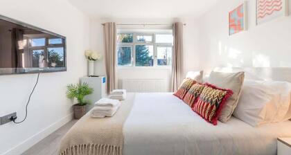 Quiet & Modern Studio in Epsom, EV Charger