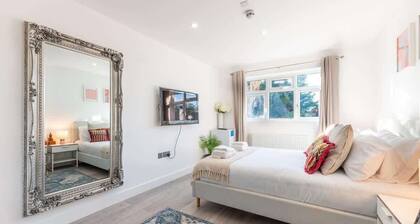 Quiet & Modern Studio in Epsom, EV Charger