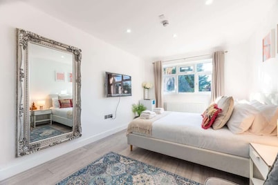 Quiet & Modern Studio in Epsom, EV Charger