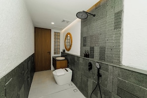 Biệt thự dành cho gia đình, quang cảnh hồ bơi | Phòng tắm | Vòi sen/bồn tắm kết hợp, dép đi trong nhà, khăn tắm, xà phòng 
