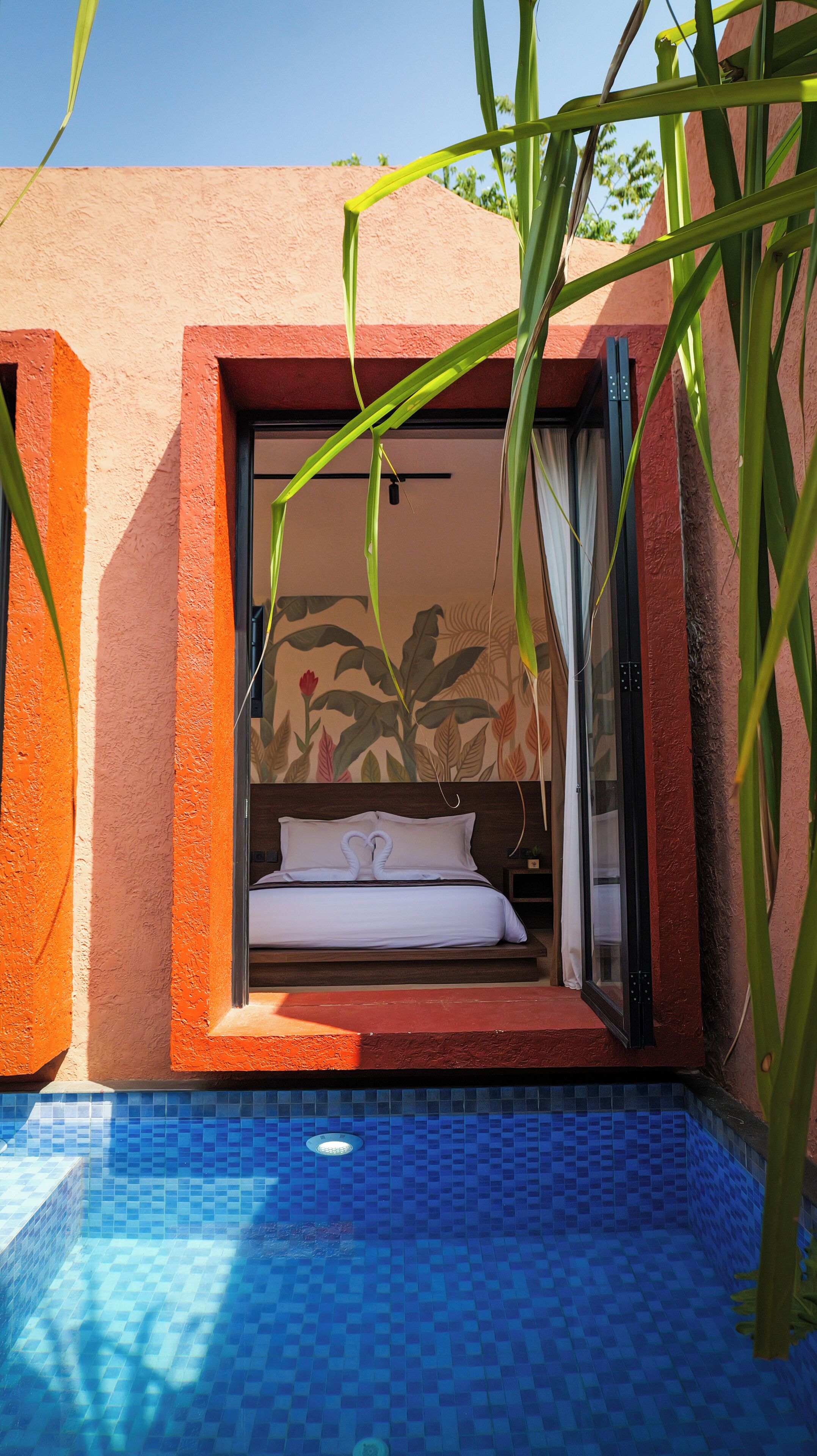 Quarto com cama, janela e vista para piscina.