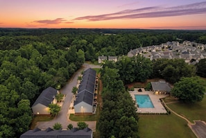 An aerial view of a residential area with houses, a swimming pool, and a road. - Modern Dallas Retreat ~ Spacious 3BR + 2.5BA (Dallas)