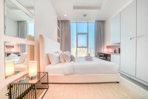 Room - Royal Seaside Retreat w/ Balcony at the Palm (Dubai)